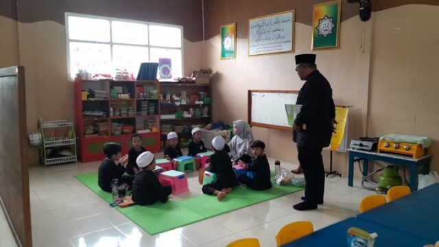 Alhamdulillah telah dilaksanakan Kegiatan Supervisi Pembelajaran Al-Qur’an Metode Ummi di PAUDIT AL-Multazam, Hari Rabu-Kamis tanggal 11-12 Februari 2026. Kegiatan ini bertujuan untuk memastikan standarisasi mutu pengajaran Al-Qur’an agar setiap santri mendapatkan bimbingan yang tepat, tartil dan sesuai dengan kaidah yang berlaku.
Terima Kasih kepada Ummi Foundation (Ustadz. Gozin) atas bimbingan dan evaluasinya. Semoga ikhtiar ini membawa keberkahan bagi para guru dan memudahkan para santri menghafal serta memahami kalamullah.
#meodeummi
#supervisipembelajaran
#mutupendidikan
#alquran
#Tahfidz