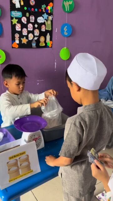 “Simulasi Pembayaran Zakat Fitrah”🌾

Hari ini ananda melakukan simulasi pembayaran zakat fitrah. Ananda belajar bagaimana cara menyerahkan zakat dengan tertib dan sopan, Ananda juga belajar mengucapkan niat dalam hati karena Allah Ta’ala. 

Semoga dengan belajar dan mempraktikkan zakat fitrah sejak kecil,mereka tumbuh menjadi anak yang rajin beribadah, suka berbagi, dan selalu bersyukur atas segala nikmat yang Allah berikan.🤲🏻✨

📌*PRS PAUDIT AL-MULTAZAM*
Tahun Ajaran 2026/2027
Pendaftaran Online
prs.almultazam.id

No.admin
081324176500

Follow Us 
IG, FB, YouTube, &tiktok
@pauditamkng 

#simulasizakatfitrah #pauditamkng #ramadankareem #fyp