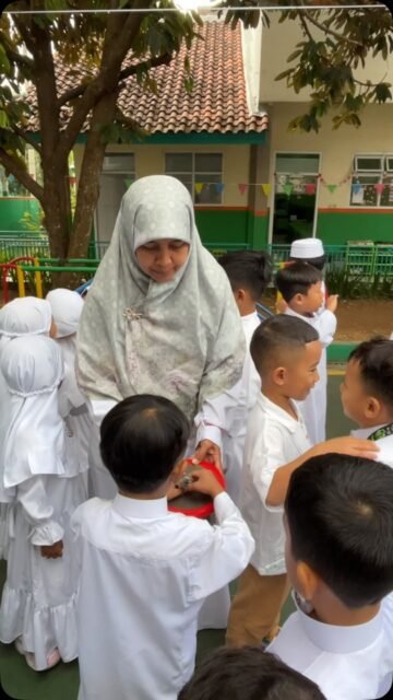 “Mengajarkan anak untuk berbagi sejak dini melalui infaq pekanan. Sedikit yang kita sisihkan, insyaAllah menjadi amal kebaikan yang bernilai dan menumbuhkan rasa peduli kepada sesama. 🌱🤲 Semoga kebiasaan baik ini terus tumbuh hingga dewasa.”

#jumatberkah❤️#jumatberinfaq #pauditamkng