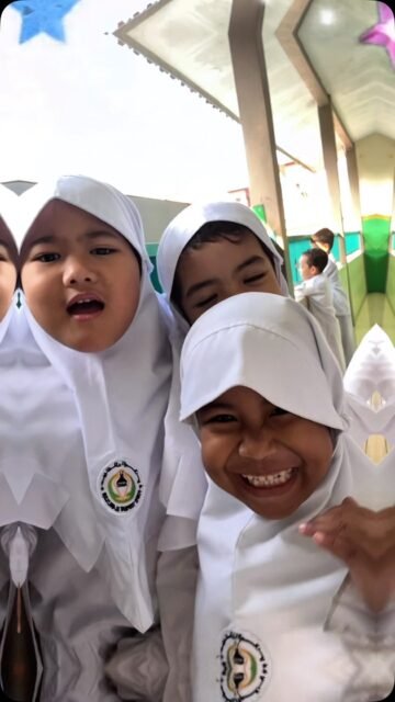 Senyum kecil, kebahagiaan yang besar! 🥰

Di balik senyum dan tawa mereka, ada cerita tentang bermain, belajar, berteman, mencoba hal baru, dan tumbuh bersama. 💚🧡

Karena sekolah bukan hanya tentang belajar…
tetapi juga tentang menciptakan pengalaman yang menyenangkan, aman, dan bermakna bagi setiap anak. 🌱✨

Biarkan mereka menikmati masa kecilnya, karena setiap senyum hari ini adalah bagian dari kenangan indah yang akan mereka bawa di masa depan. 🤍

Belajar dengan gembira, tumbuh dengan bahagia, berakhlak mulia. 🌿

#PAUDITAlMultazam #TKITAlMultazam #SekolahRamahAnak #AnakBahagia #SenyumAnak KeceriaanAnak DuniaAnak BelajarSambilBermain
