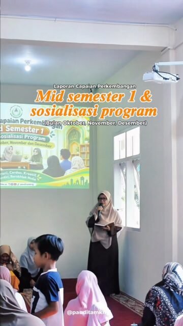 🌱 Menyampaikan Capaian, Menguatkan Kolaborasi, Menyusun Langkah Bersama 🌱

Alhamdulillah, telah dilaksanakan kegiatan Penyampaian Capaian Perkembangan Mid Semester 1 di PAUDIT AL-MULTAZAM.

Kegiatan ini menjadi momen penting untuk berbagi informasi mengenai perkembangan ananda selama proses pembelajaran, sekaligus membangun komunikasi dan sinergi antara sekolah dan orang tua dalam mendampingi tumbuh kembang anak. 🤝💚

Selain penyampaian capaian perkembangan, kegiatan juga diisi dengan sosialisasi program sekolah untuk tiga bulan ke depan, yaitu bulan Oktober, November, dan Desember. Berbagai kegiatan dan program telah disiapkan sebagai bagian dari ikhtiar bersama untuk menghadirkan pengalaman belajar yang menyenangkan, bermakna, dan sesuai dengan kebutuhan tumbuh kembang anak. ✨

Semoga melalui komunikasi dan kolaborasi yang baik antara guru dan orang tua, setiap langkah kecil ananda dapat terus mendapatkan dukungan dan pendampingan terbaik.

💚 Bersama mendampingi, bersama bertumbuh, bersama mengantarkan anak menjadi generasi yang berkarakter dan berprestasi.

📚 PAUDIT AL-MULTAZAM
🌱 Bermain, Belajar, Bertumbuh, dan Menginspirasi

#PAUDITALMULTAZAM #PAUD #PendidikanAnakUsiaDini #TumbuhKembangAnak #CapaianPerkembangan MidSemester KolaborasiSekolahDanOrangtua Parenting PendidikanAnak GenerasiBerkarakter